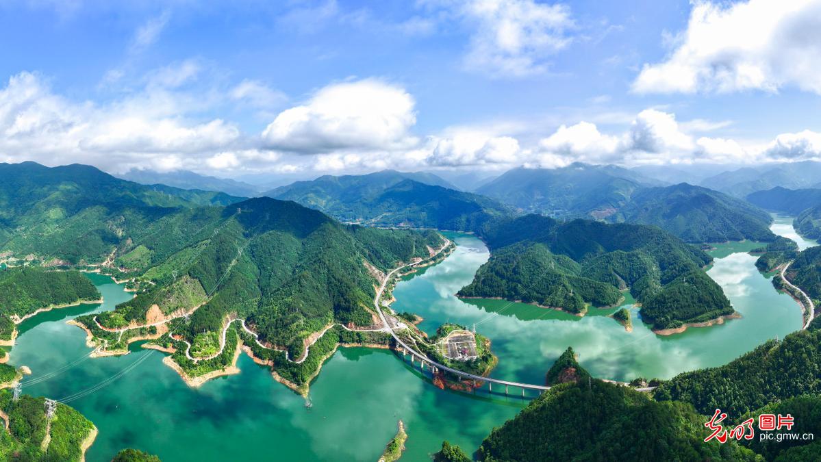 碧水蓝天 风光旖旎 碧水蓝天 风光旖旎