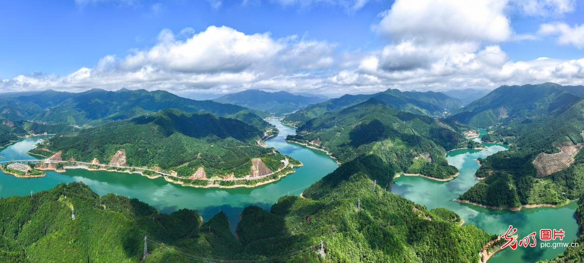 碧水蓝天 风光旖旎 碧水蓝天 风光旖旎