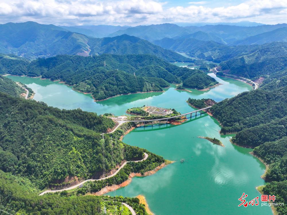 碧水蓝天 风光旖旎 碧水蓝天 风光旖旎