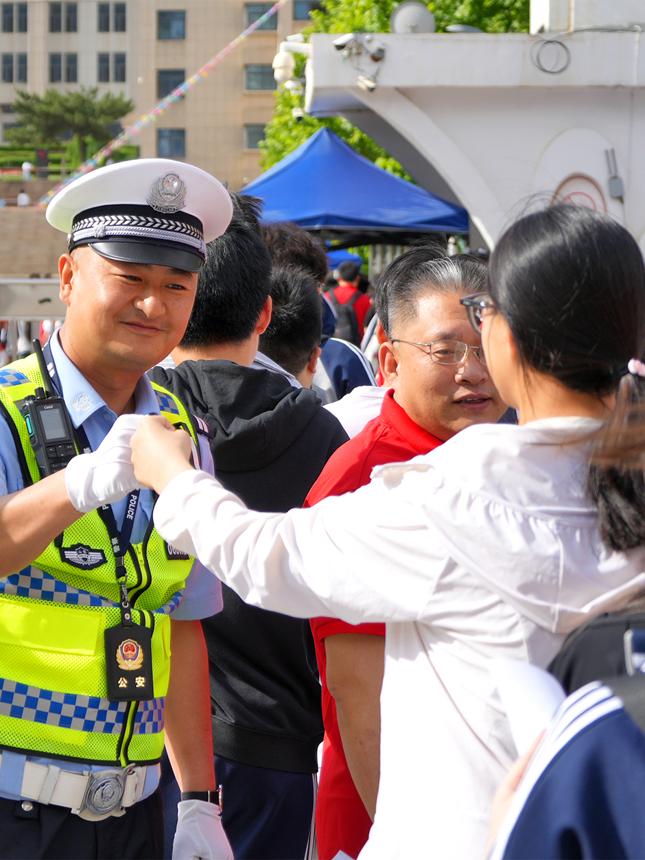【聚焦高考 逐梦今夏】学子执笔追梦,各方同心护航 【聚焦高考 逐梦今夏】学子执笔追梦,各方同心护航