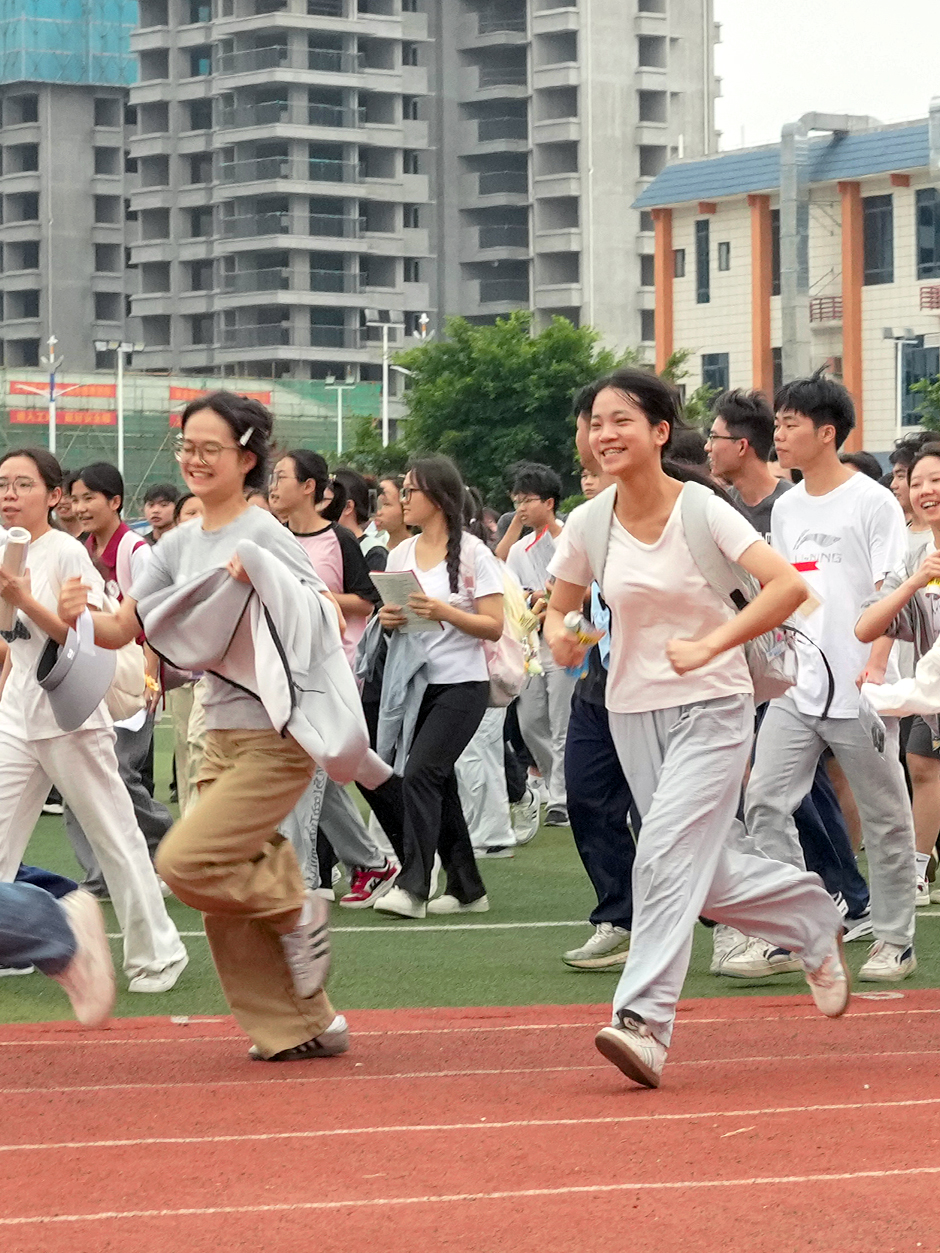 【聚焦高考 逐梦今夏】以自信之姿 赴青春考场 【聚焦高考 逐梦今夏】以自信之姿 赴青春考场