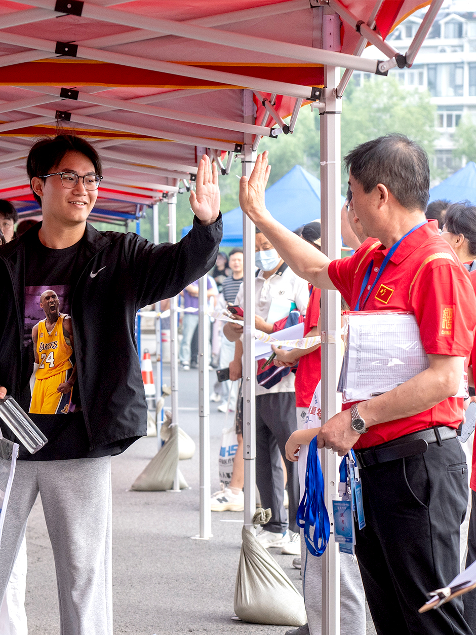 【聚焦高考 逐梦今夏】以自信之姿 赴青春考场 【聚焦高考 逐梦今夏】以自信之姿 赴青春考场