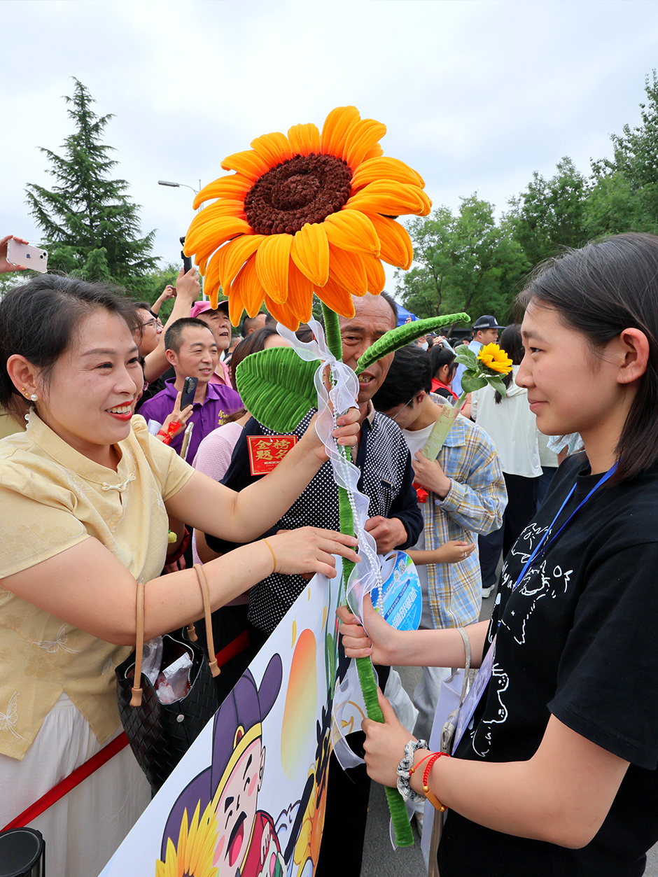 【聚焦高考 逐梦今夏】以自信之姿 赴青春考场 【聚焦高考 逐梦今夏】以自信之姿 赴青春考场
