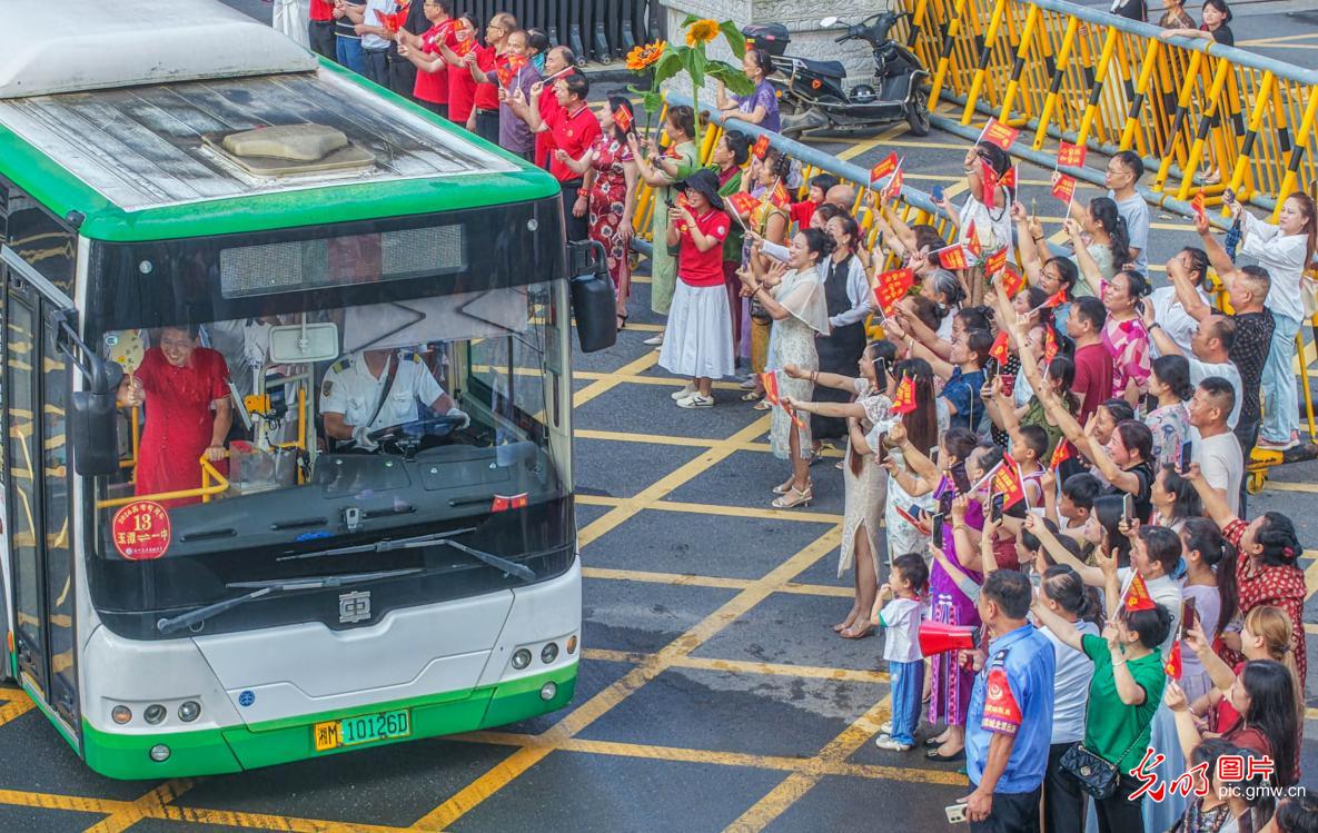 2026年高考启幕 暖心陪伴赴考场
