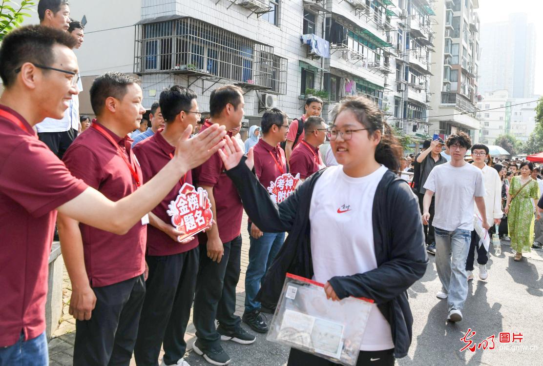 2026年高考启幕 暖心陪伴赴考场