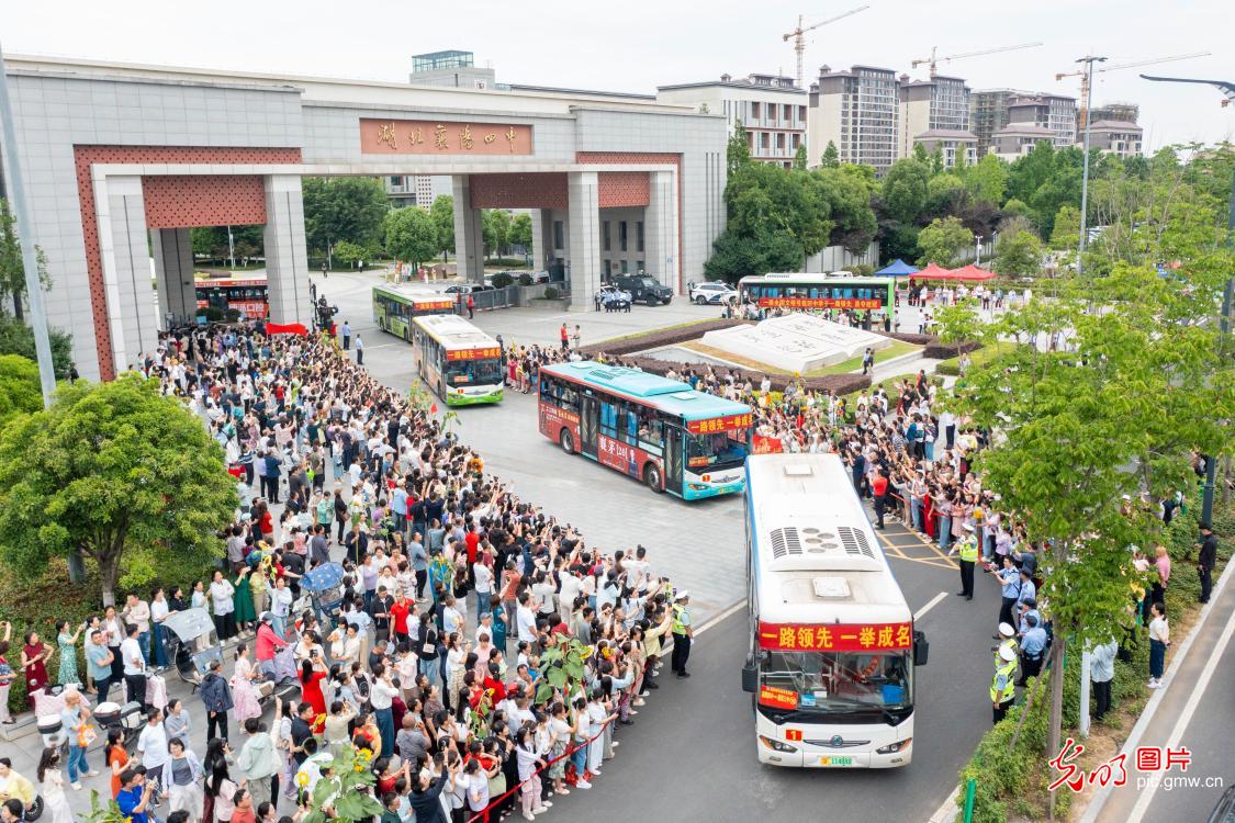 2026年高考启幕 暖心陪伴赴考场