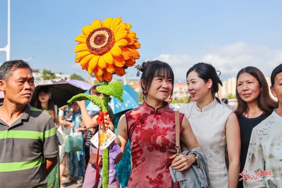 2026年高考启幕 暖心陪伴赴考场
