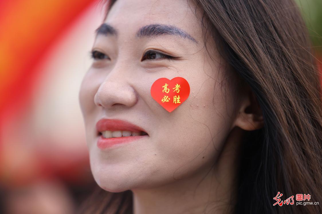 2026年高考启幕 暖心陪伴赴考场