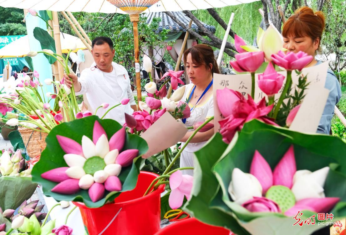 “荷花市集”人气旺
