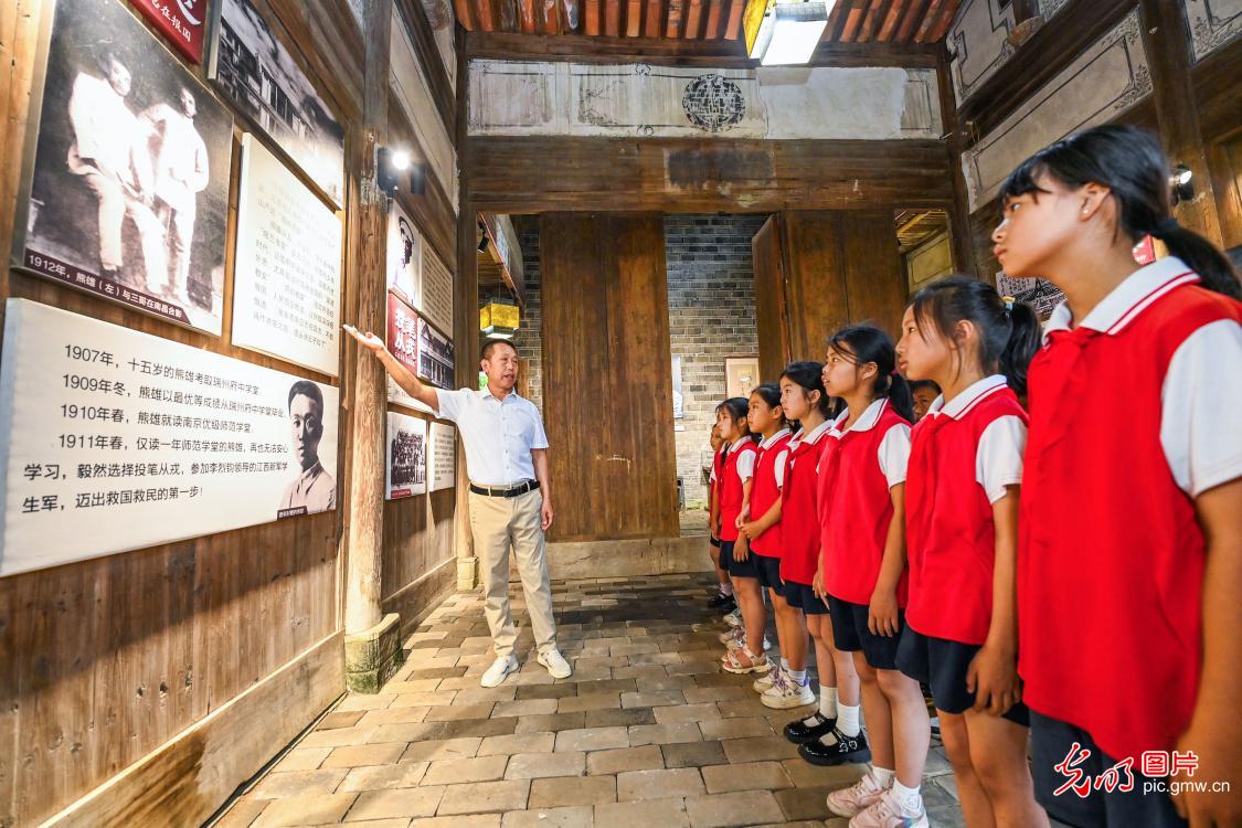 红色研学 铸魂育人 红色研学 铸魂育人