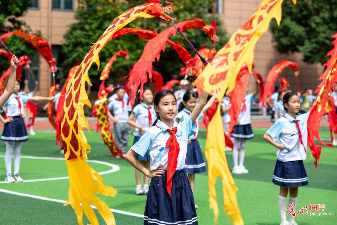 少年舞龙迎端午