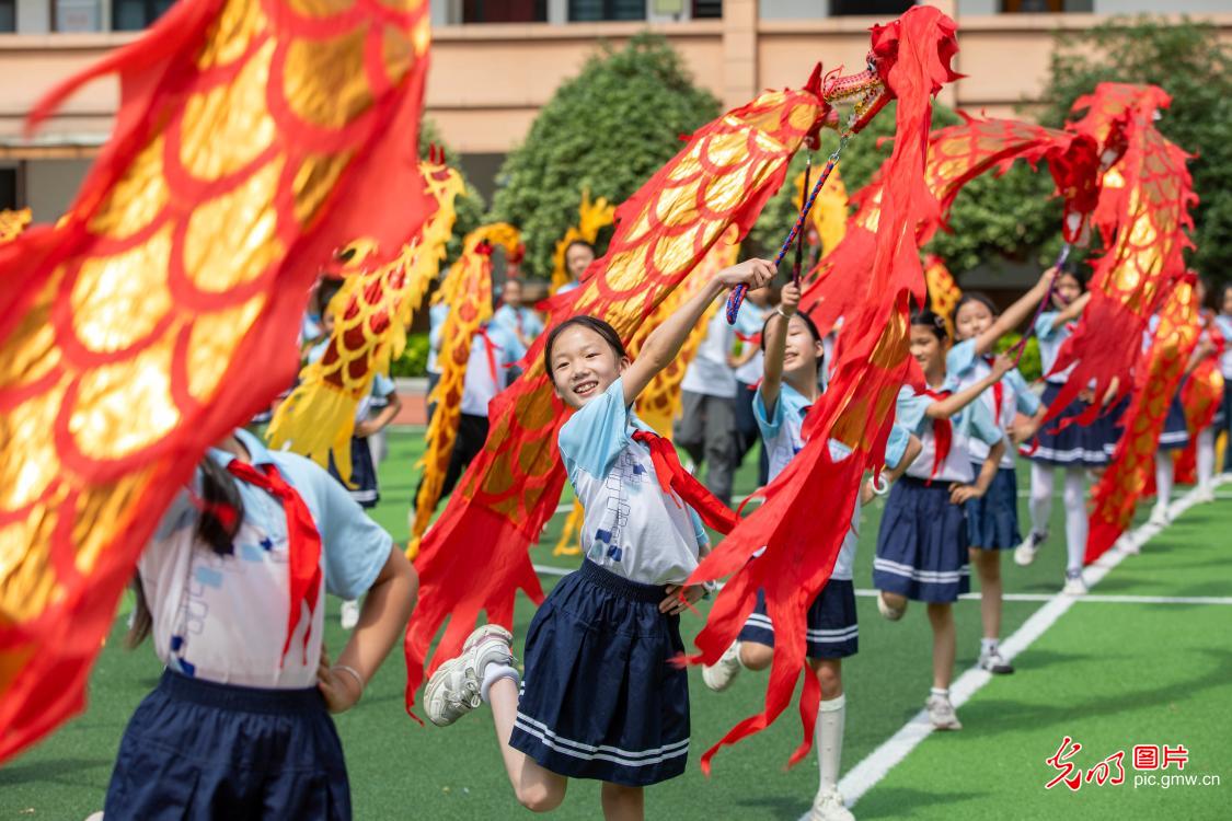 少年舞龙迎端午
