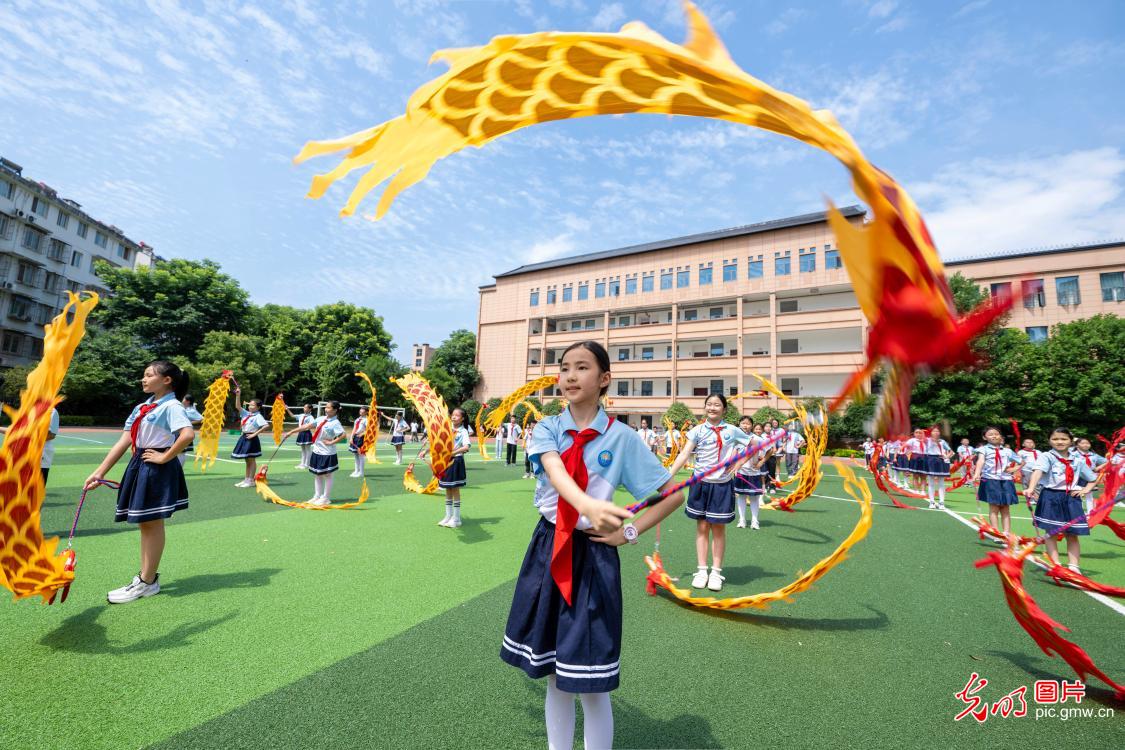 少年舞龙迎端午