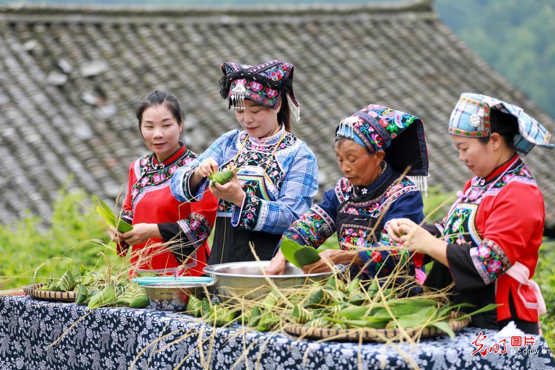 多彩活动迎端午 传统民俗焕发新机 多彩活动迎端午 传统民俗焕发新机
