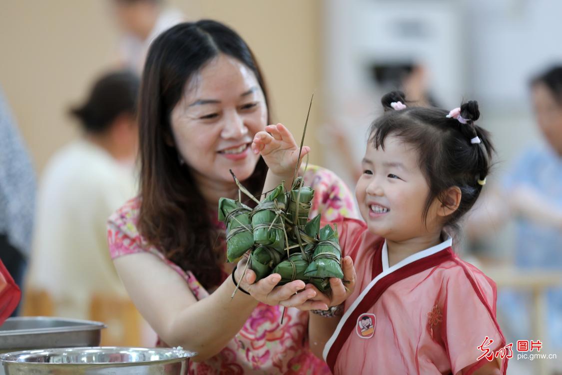 多彩活动迎端午 传统民俗焕发新机 多彩活动迎端午 传统民俗焕发新机