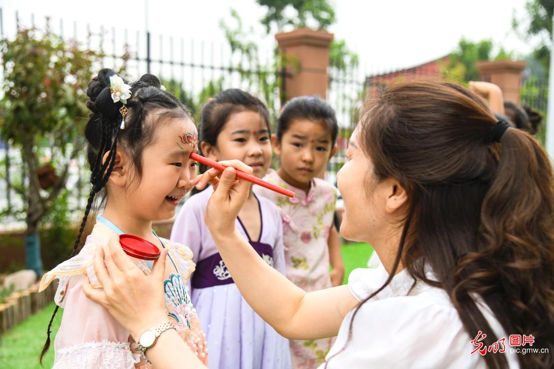 多彩活动迎端午 传统民俗焕发新机 多彩活动迎端午 传统民俗焕发新机