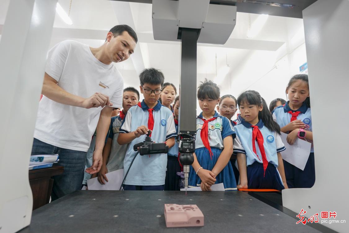 小学生高校实训研学拓展视野