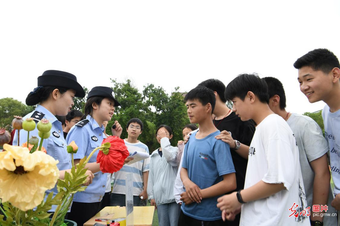 筑牢禁毒防线 护航青春成长