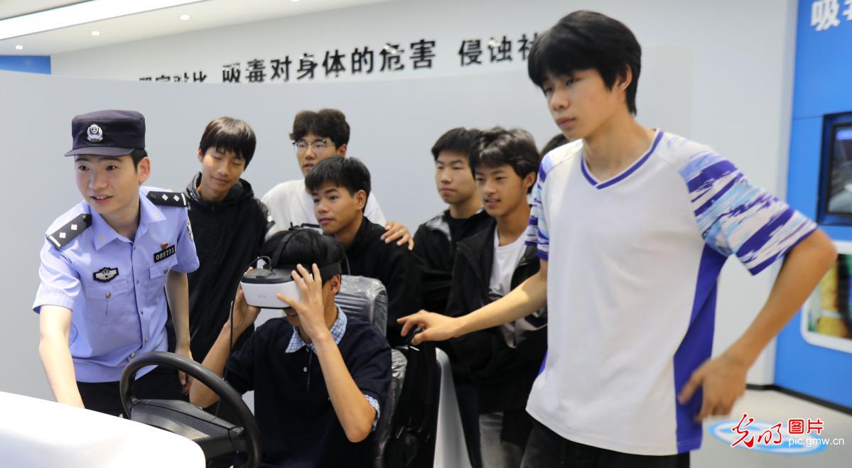 筑牢禁毒防线 护航青春成长