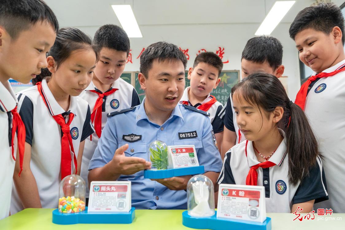 筑牢禁毒防线 护航青春成长