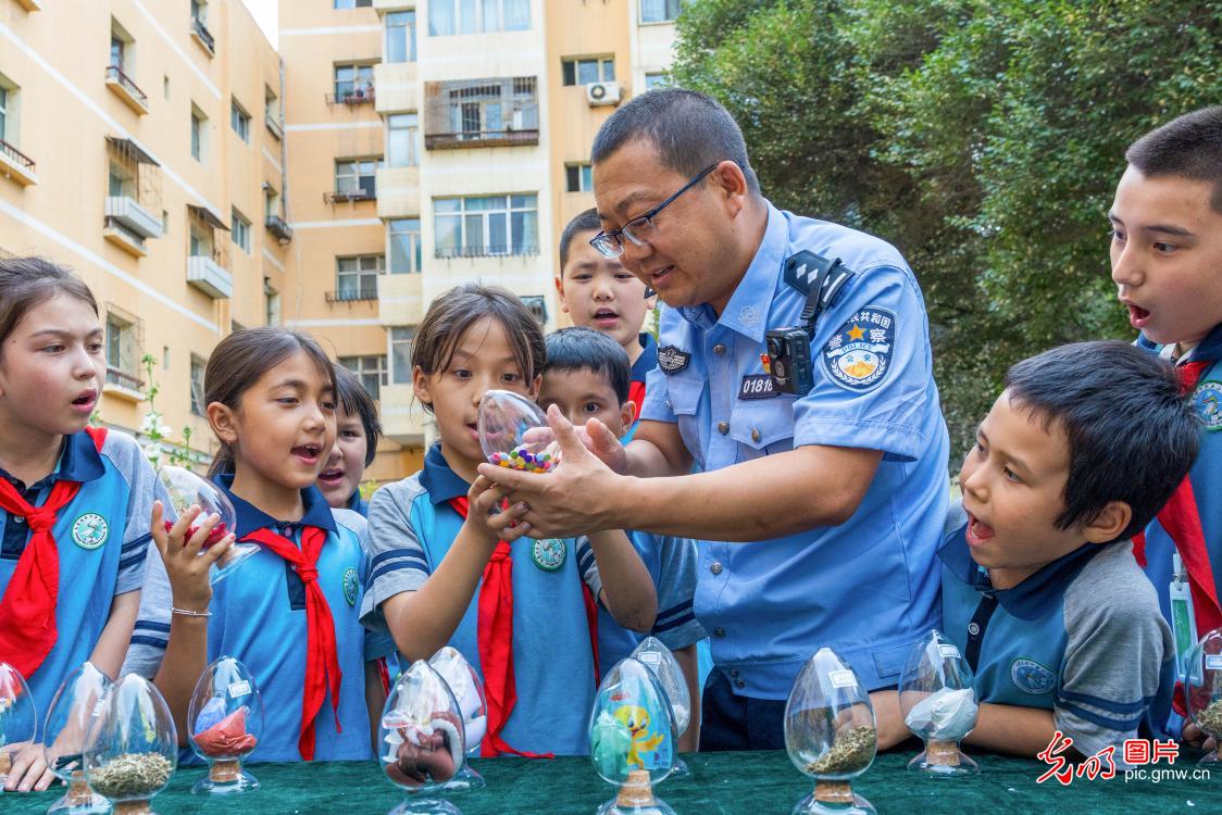 筑牢禁毒防线 护航青春成长