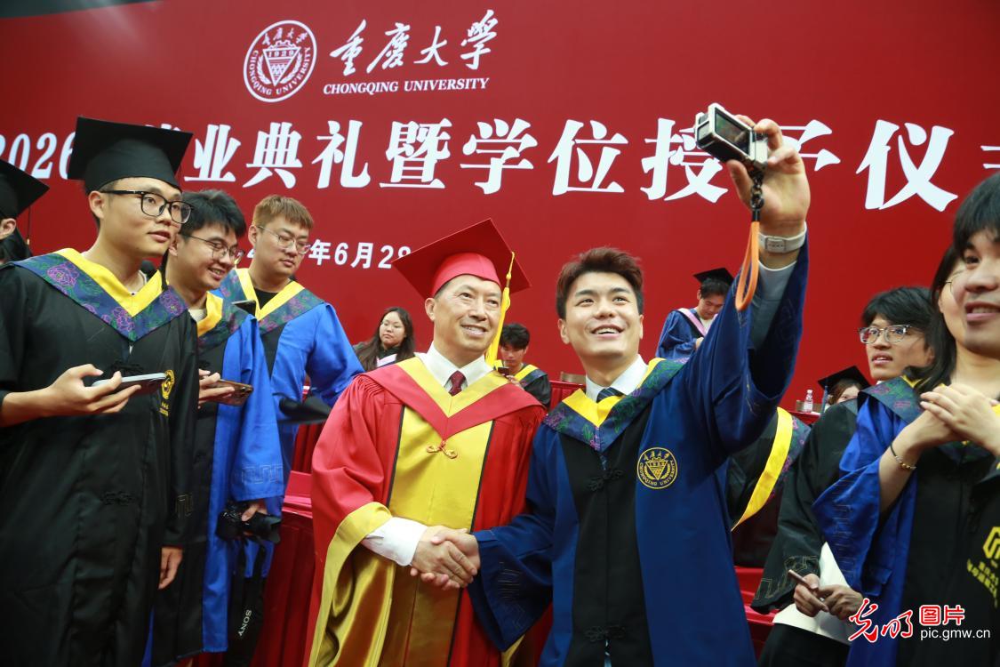 重庆大学万余名毕业生开启新征程