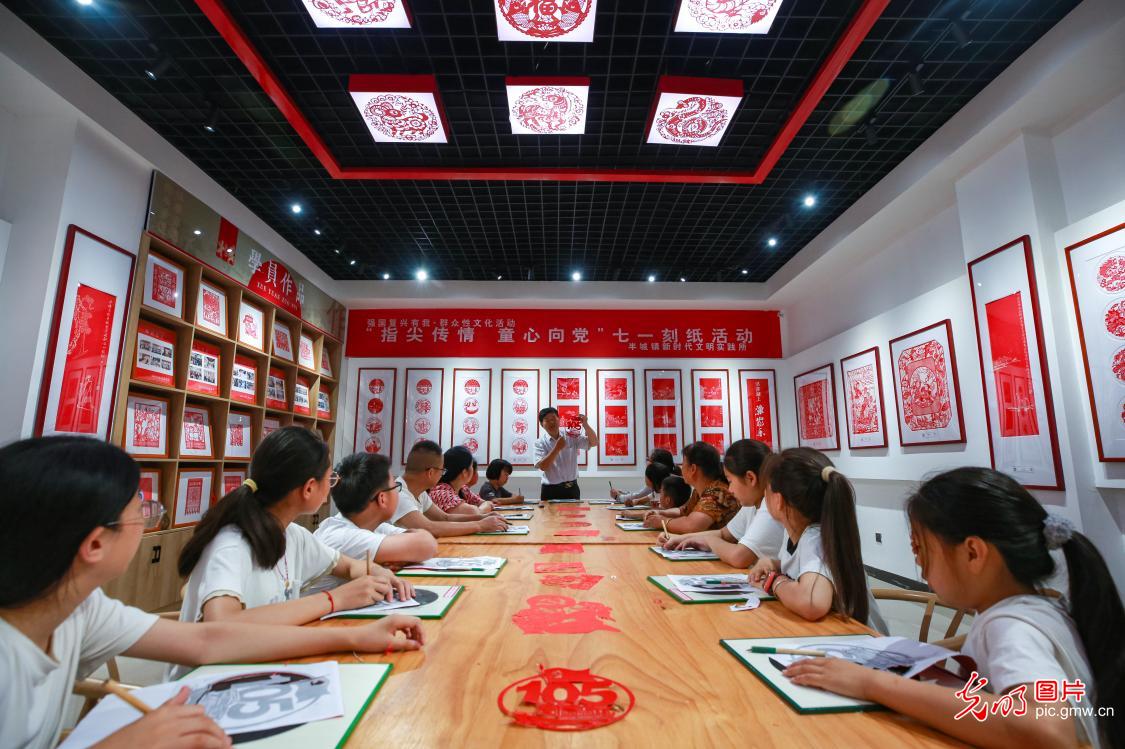 非遗刻纸 童心向党