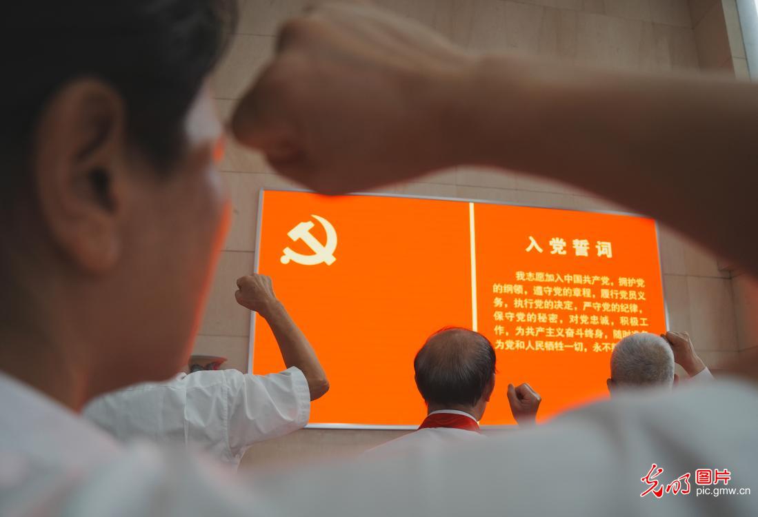 党旗高扬庆华诞 初心如磐启新程 党旗高扬庆华诞 初心如磐启新程