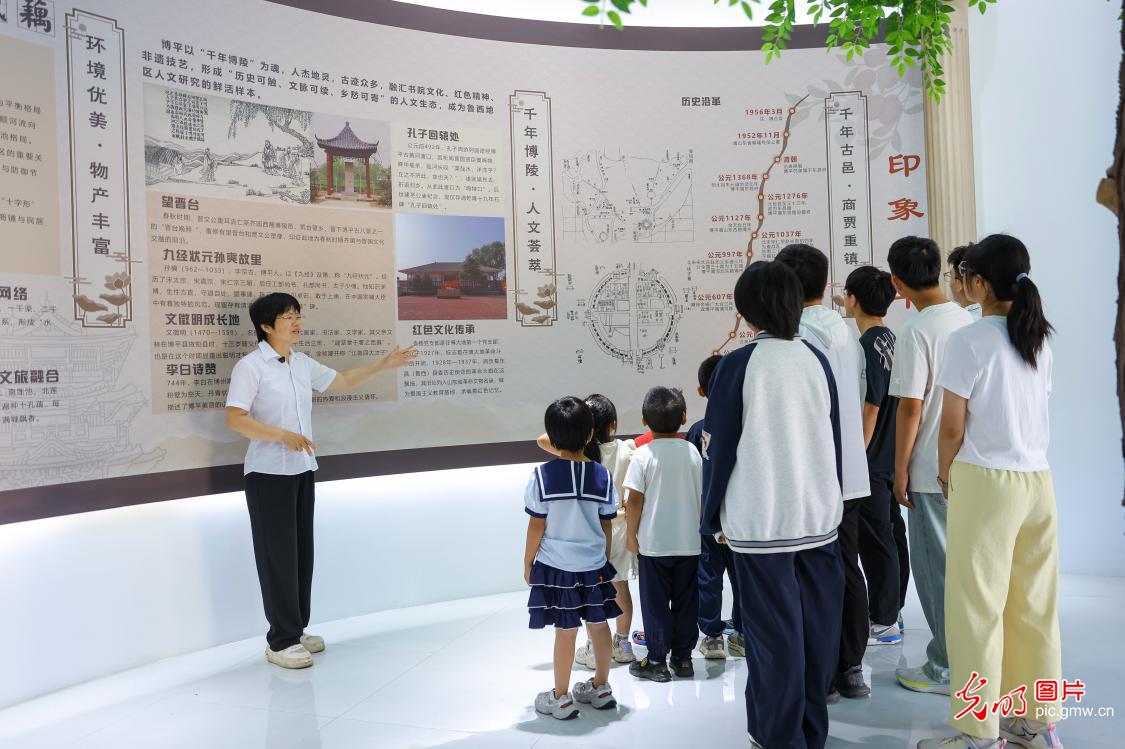 一间书屋聚烟火 多元文化润乡邻