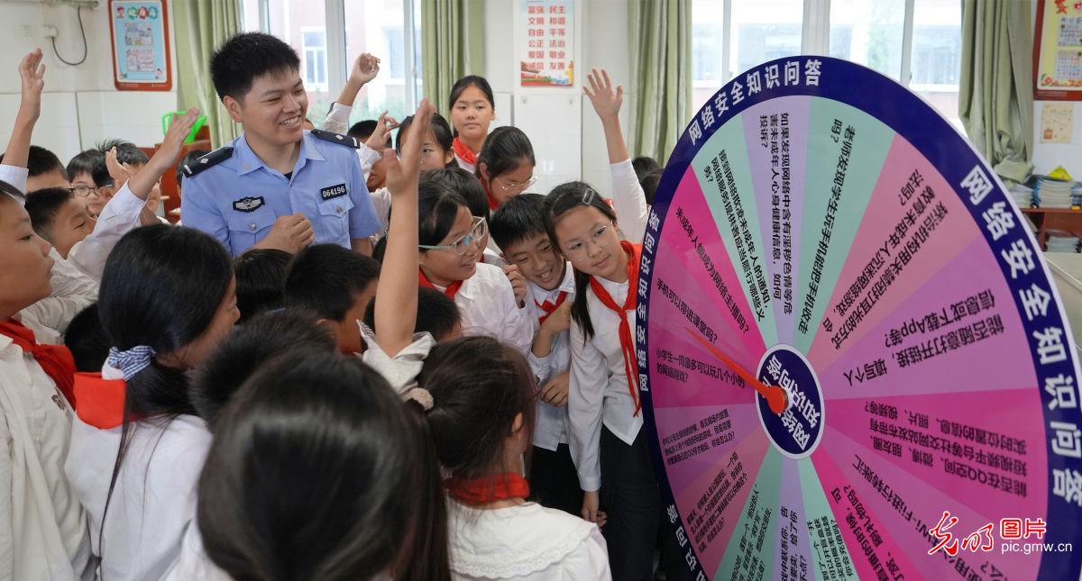暑期将至 各地织密安全防护网 暑期将至 各地织密安全防护网