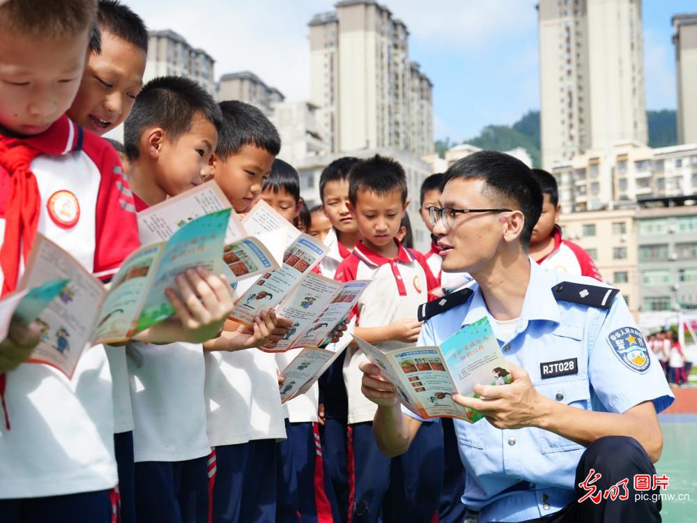 暑期将至 各地织密安全防护网 暑期将至 各地织密安全防护网