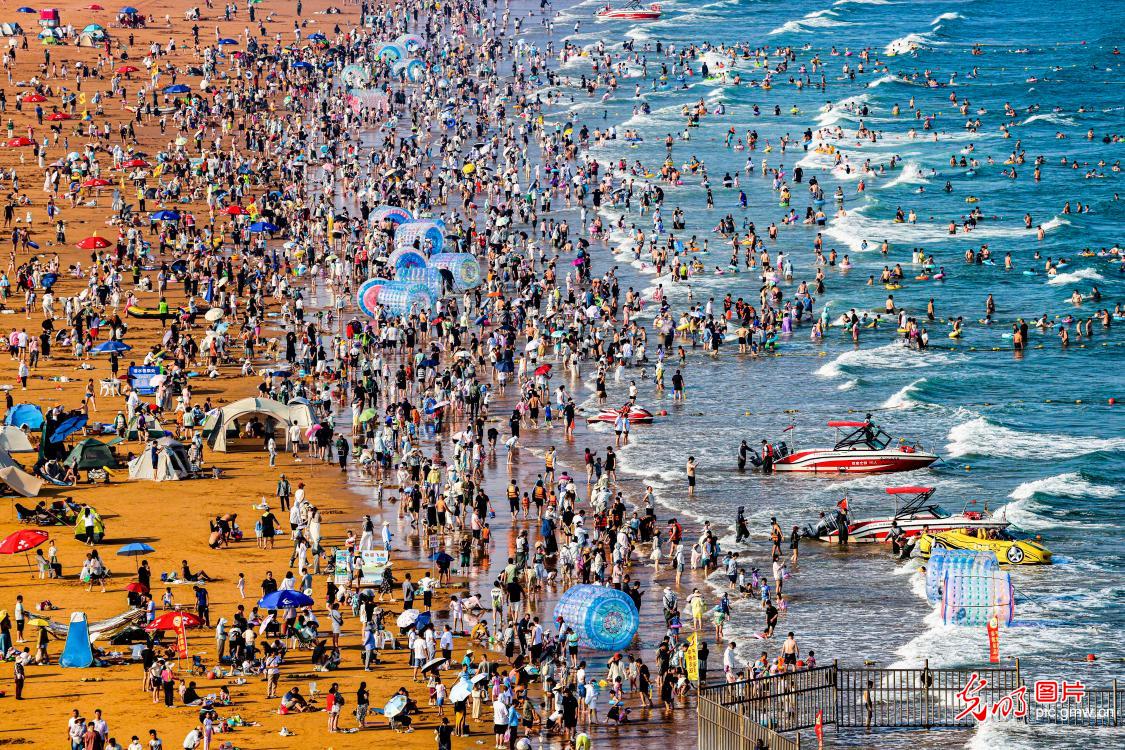 海水浴场享清凉