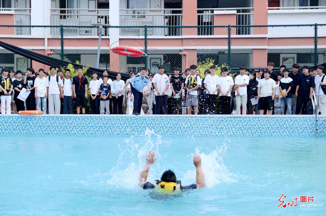 实景课堂普及防溺水知识 筑牢青少年暑期安全防线
