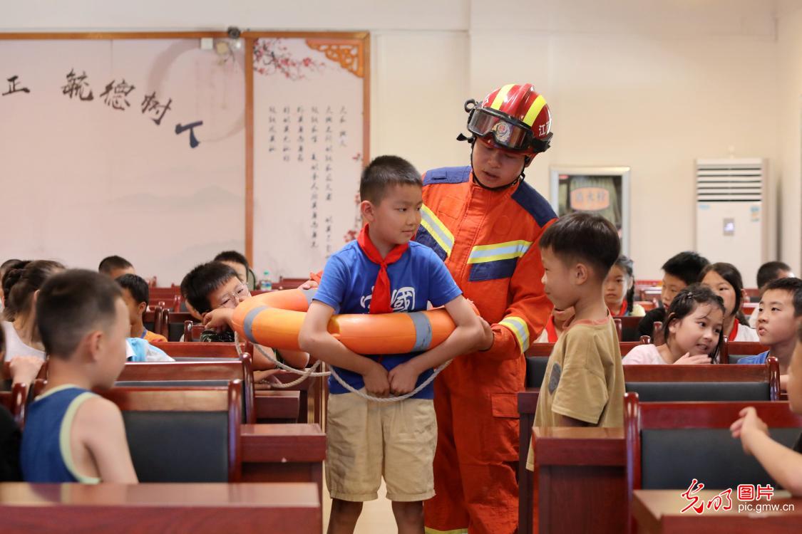 实景课堂普及防溺水知识 筑牢青少年暑期安全防线