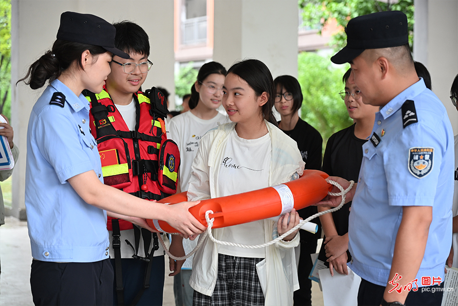 实景课堂普及防溺水知识 筑牢青少年暑期安全防线