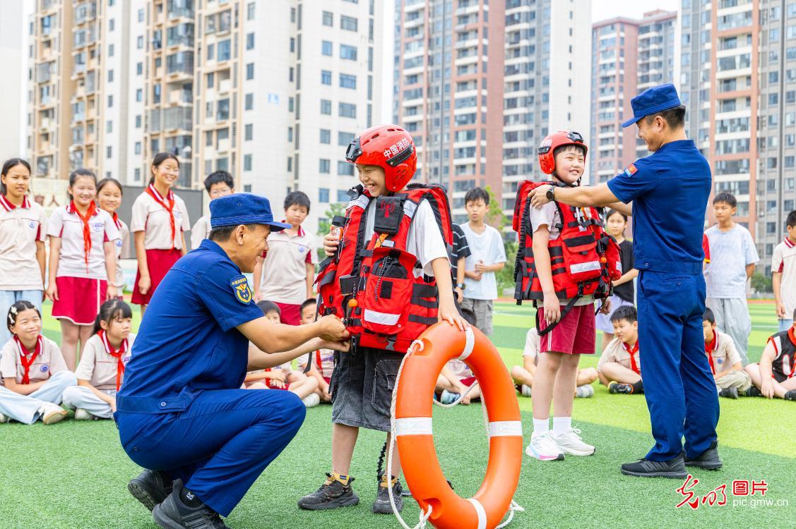 实景课堂普及防溺水知识 筑牢青少年暑期安全防线