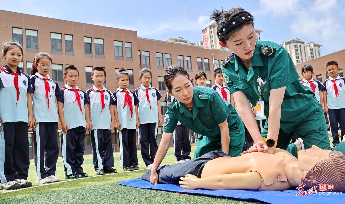 实景课堂普及防溺水知识 筑牢青少年暑期安全防线