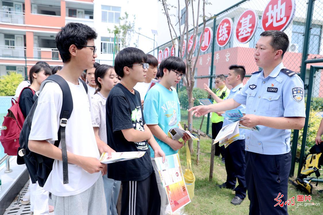 沉浸式宣教科普出行规范 筑牢青少年暑期安全防线 沉浸式宣教科普出行规范 筑牢青少年暑期安全防线