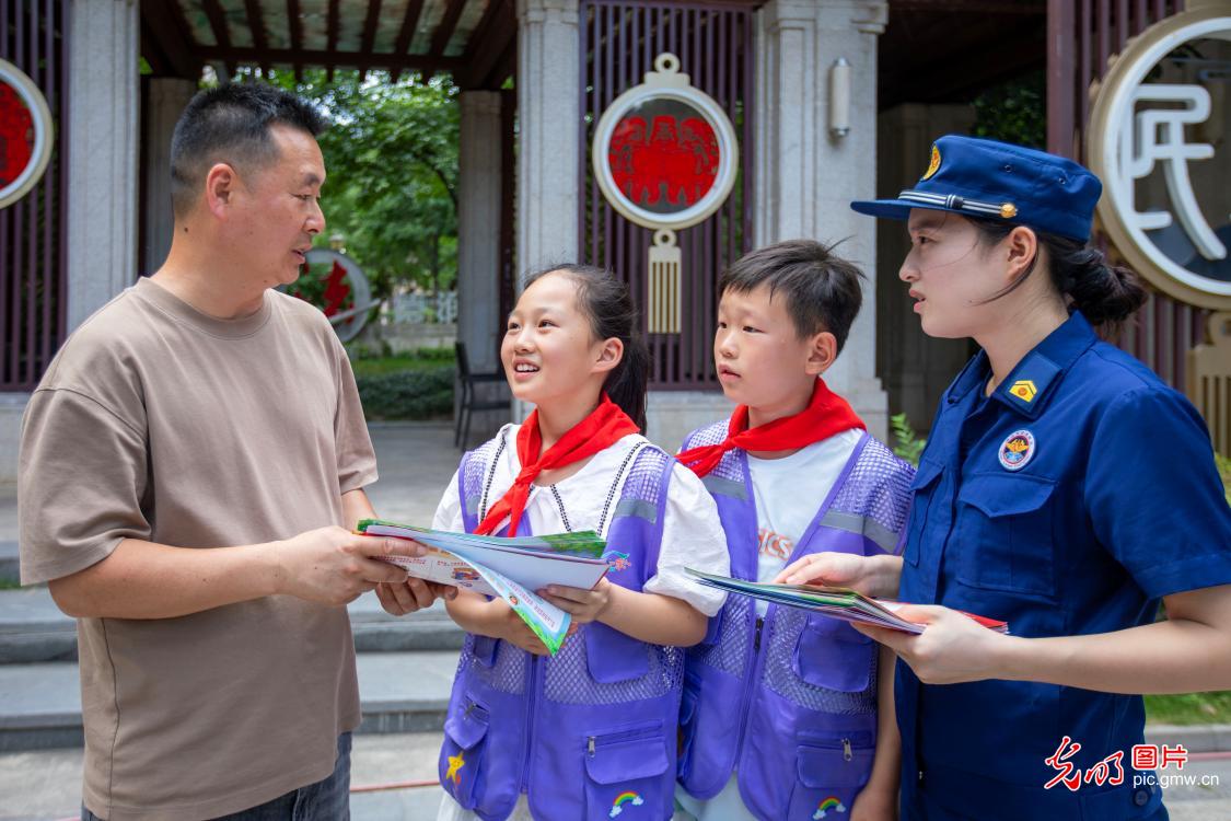 实操演练学消防自救本领 筑牢青少年暑期安全防线 实操演练学消防自救本领 筑牢青少年暑期安全防线