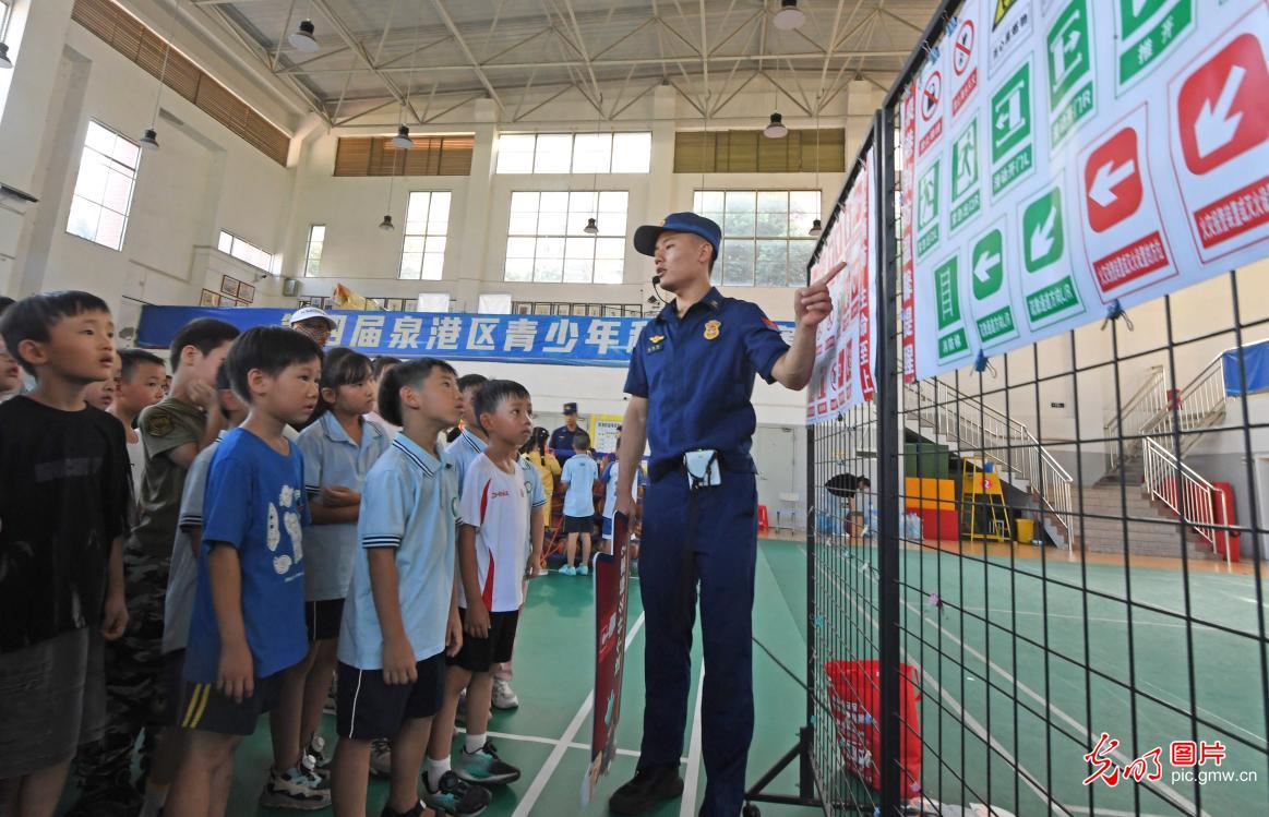 实操演练学消防自救本领 筑牢青少年暑期安全防线 实操演练学消防自救本领 筑牢青少年暑期安全防线