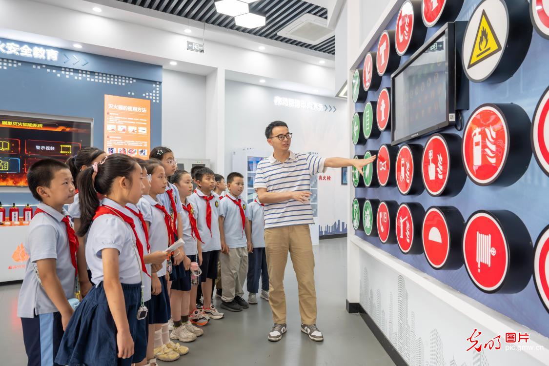 实操演练学消防自救本领 筑牢青少年暑期安全防线 实操演练学消防自救本领 筑牢青少年暑期安全防线