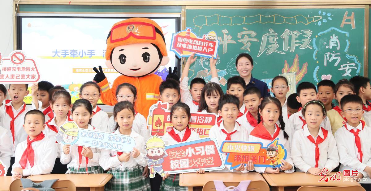 实操演练学消防自救本领 筑牢青少年暑期安全防线 实操演练学消防自救本领 筑牢青少年暑期安全防线