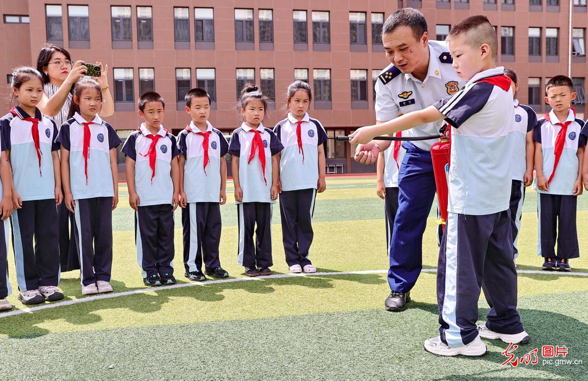 实操演练学消防自救本领 筑牢青少年暑期安全防线 实操演练学消防自救本领 筑牢青少年暑期安全防线