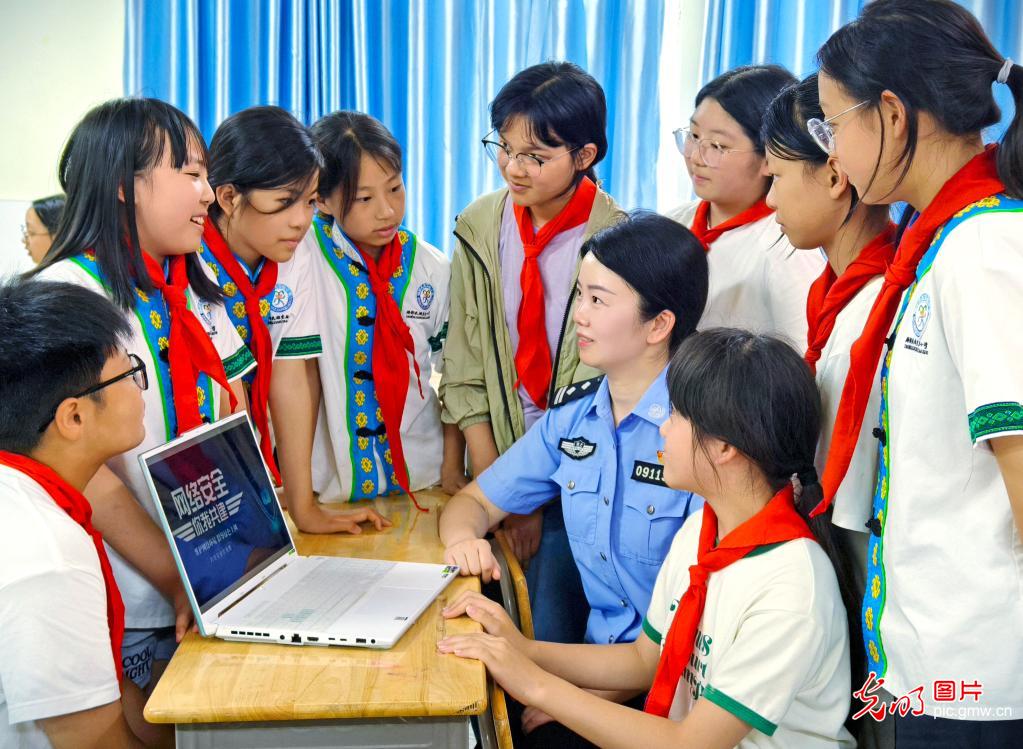 以案宣讲辨网络诈骗陷阱 筑牢青少年暑期安全防线
