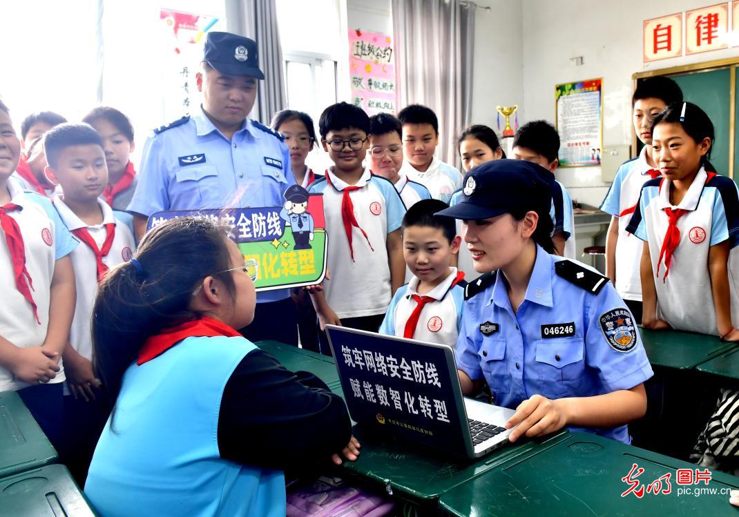 以案宣讲辨网络诈骗陷阱 筑牢青少年暑期安全防线
