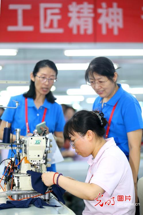 缝纫工比赛拼技能 缝纫工比赛拼技能