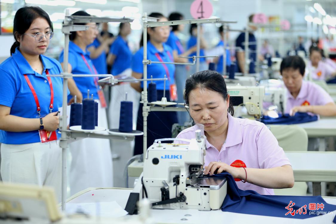 缝纫工比赛拼技能 缝纫工比赛拼技能