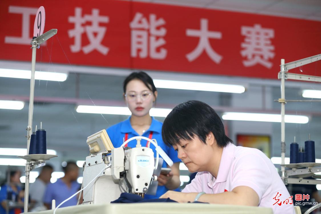 缝纫工比赛拼技能 缝纫工比赛拼技能