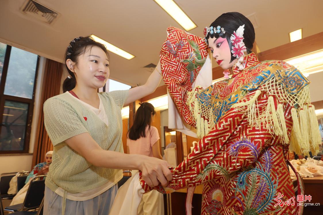 留学生体验京剧魅力 留学生体验京剧魅力