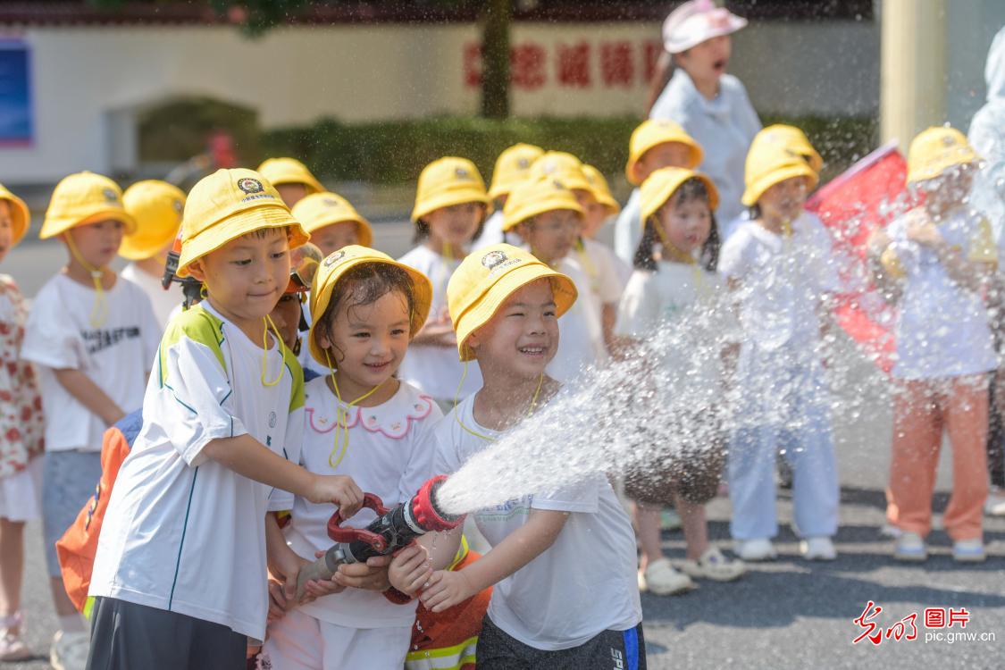 消防营里度暑假 实操研学筑平安 消防营里度暑假 实操研学筑平安